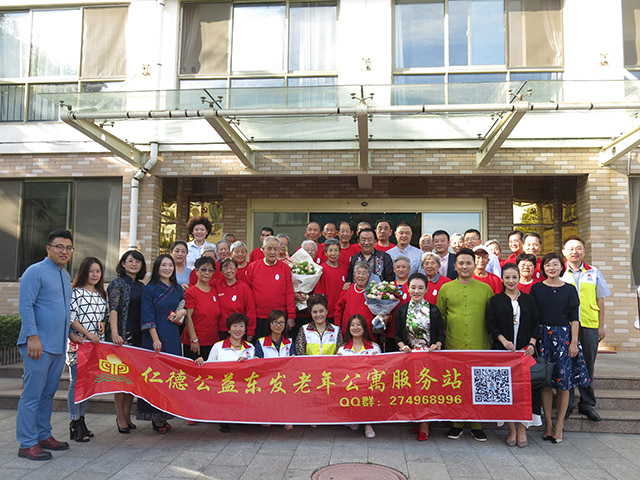 著名表演艺术家侯耀华、石焱音乐团队走进公寓看望慰问老人