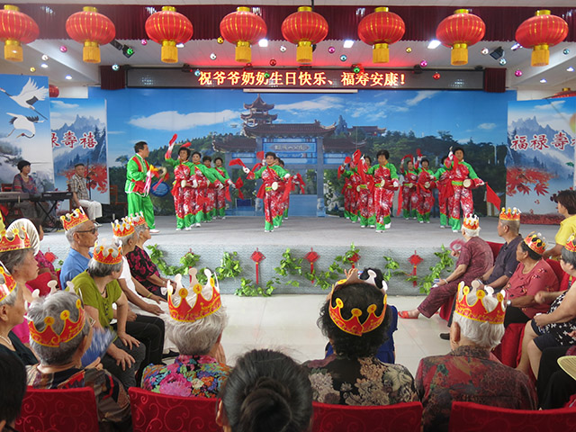 每月组织老人集体生日会